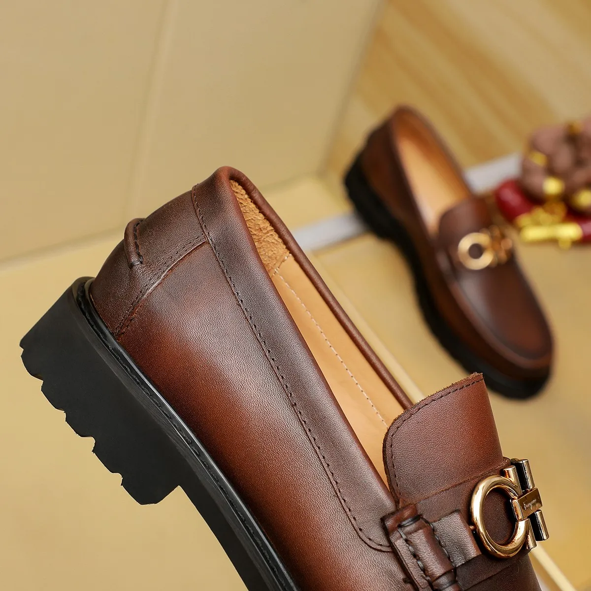 Men's shoes 💰440 Ferragamo [Ferragamo] top imported suit men's shoes 💯Original copy of the official website, product materials: selected imported embossed calfskin + luxury hardware buckle accessories ~ imported water-dyed cow 🐂 leather lining. Strong three-dimensional visual effect, original combination outsole, multiple colors available😘 Size: 39-44 (38.45.46. Customized)